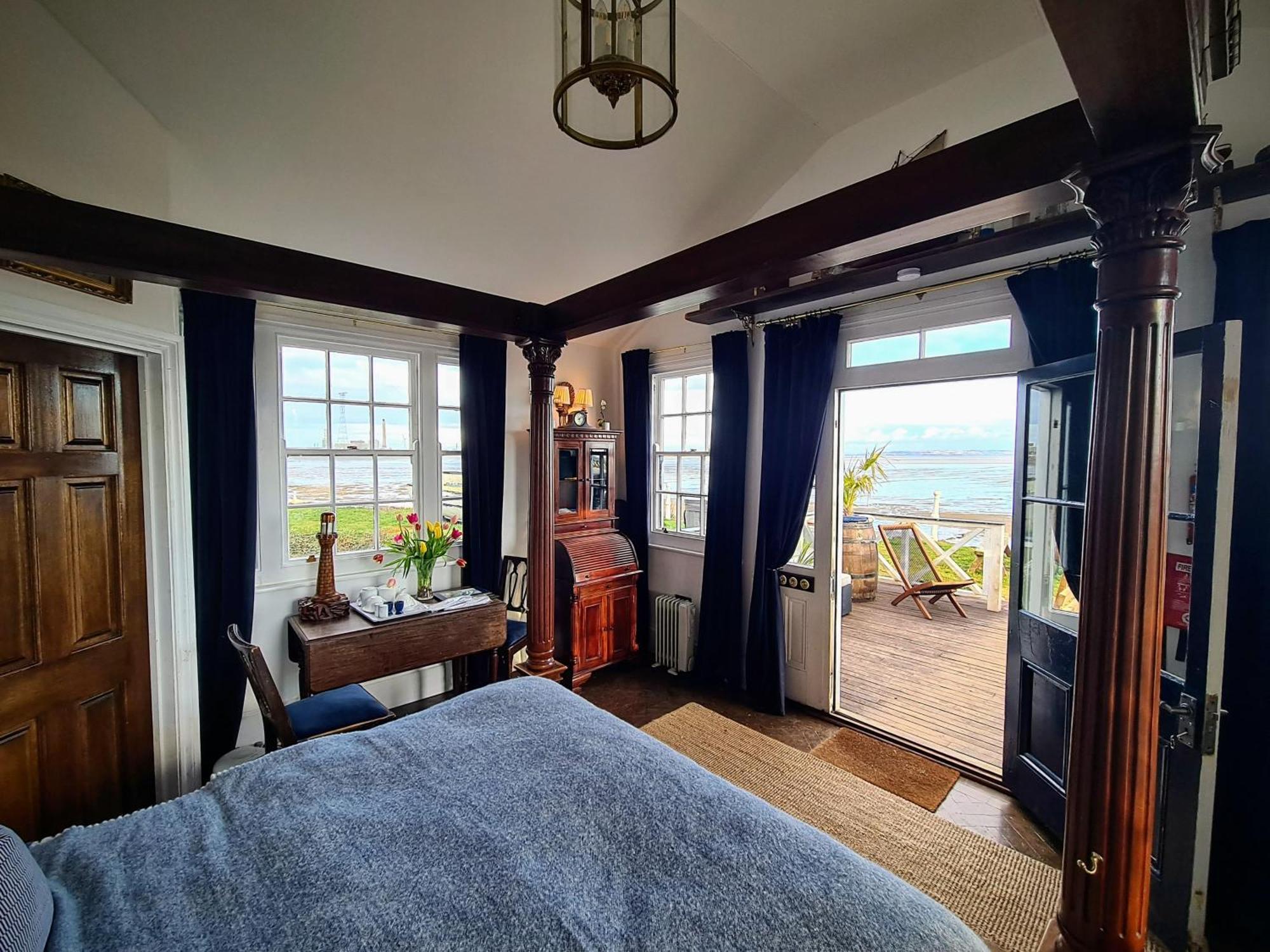 The West Usk Lighthouse Lightkeepers Lodge Нюпорт Екстериор снимка